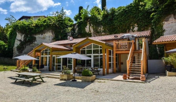 Spacious villa in Aubeterre-sur-Dronne with Private Garden