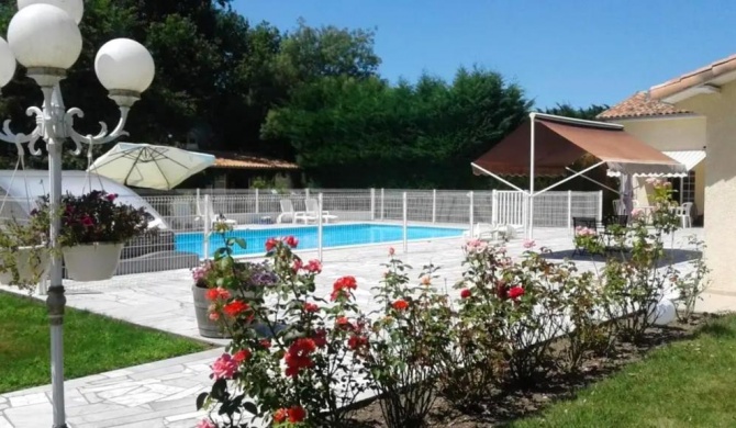 Maison de 3 chambres avec piscine partagee jardin amenage et wifi a Begadan