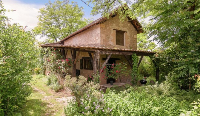 Cottage in Les Eyzies De Tayac Sireuil with pool