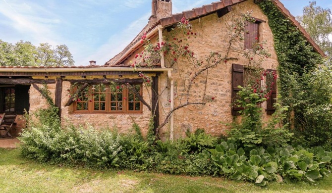 Family house in a fairytale hamlet with a beautiful swimming pool