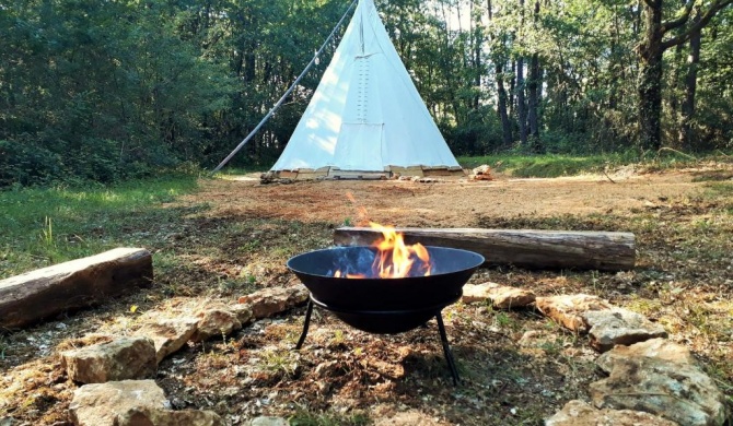 Grand tipis confortable et chalet en rondin du Grand Peuch Lascaux en Périgord