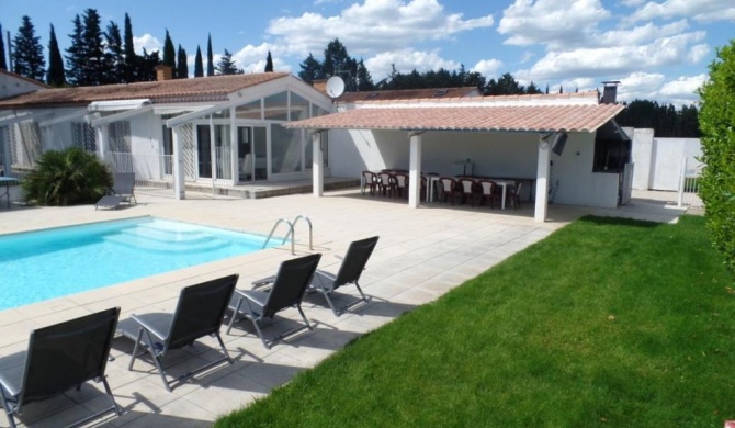 Villa de 6 chambres avec piscine privee sauna et jardin clos a Meynes