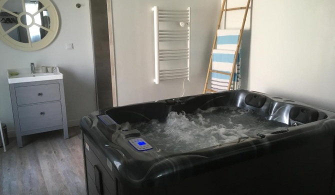 Gîte avec jacuzzi privatif à proximité de l'océan